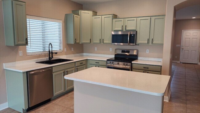 Building Photo - GORGEOUS HOME IN AVONDALE!!
