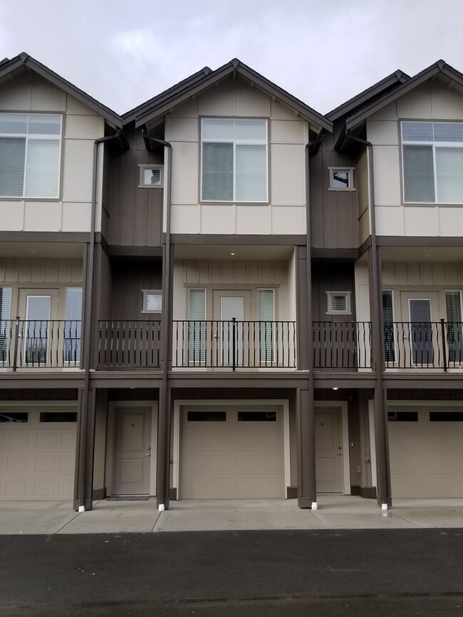 Building Photo - 2 Bedroom 2.5 Bath Townhome with attached 2 car garage