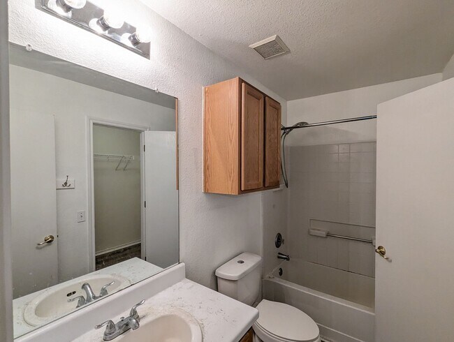 Building Photo - 3 Bed / 2 Bath Home with Private Backyard