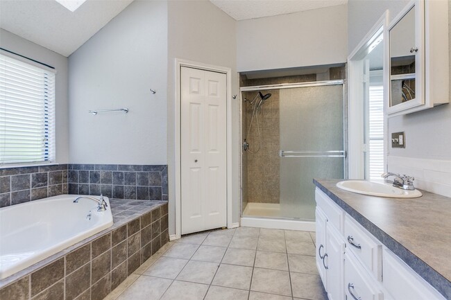 Building Photo - 4444 Hartford Dr