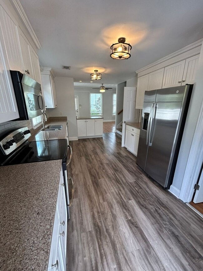 Building Photo - **FIRST MONTH RENT FREE**Charming 3 Bedroom/2 Bathroom with off street parking in Downtown Savann...