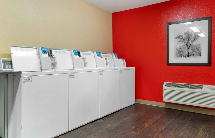 Building Photo - Furnished Studio-Santa Rosa - North
