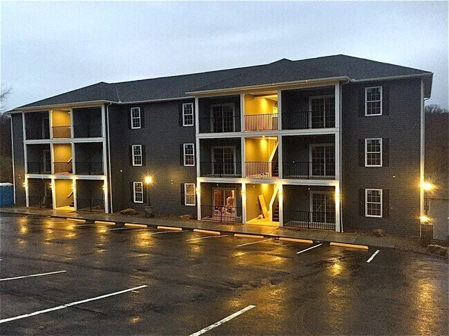 Building Photo - 2204 W Canyon Dr