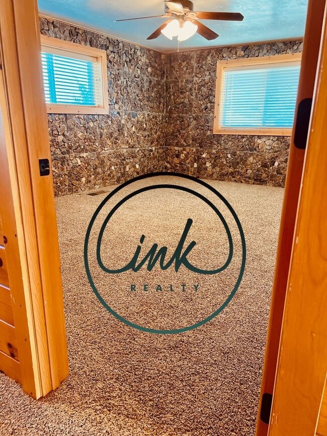 Building Photo - Charming Cabin-Style Home with Stunning To...