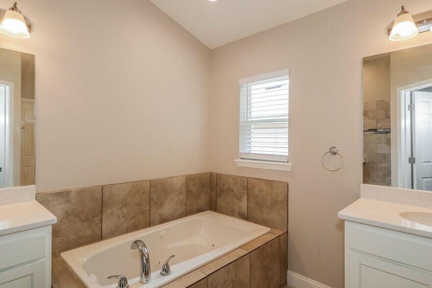 Building Photo - 8041 Byrd Landing Ct
