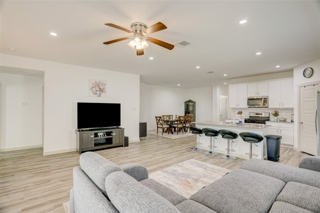 Building Photo - 7926 Murciana Dr