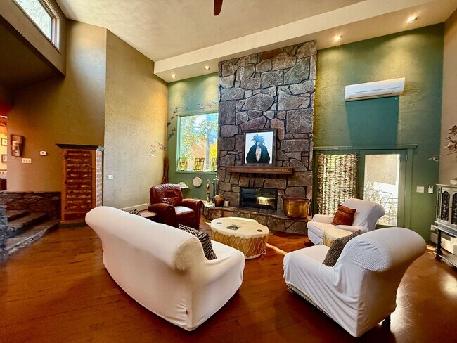 Building Photo - Historic Manitou Springs Home for Rent – M...