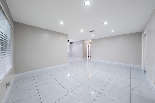 Building Photo - 120 SW 29th Terrace