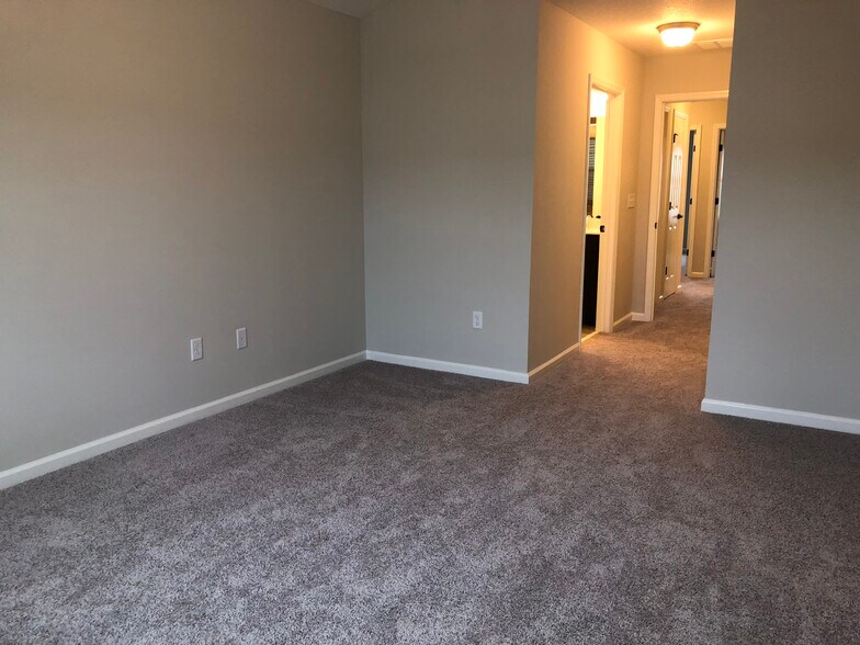 Building Photo - 557 Richmond Dr