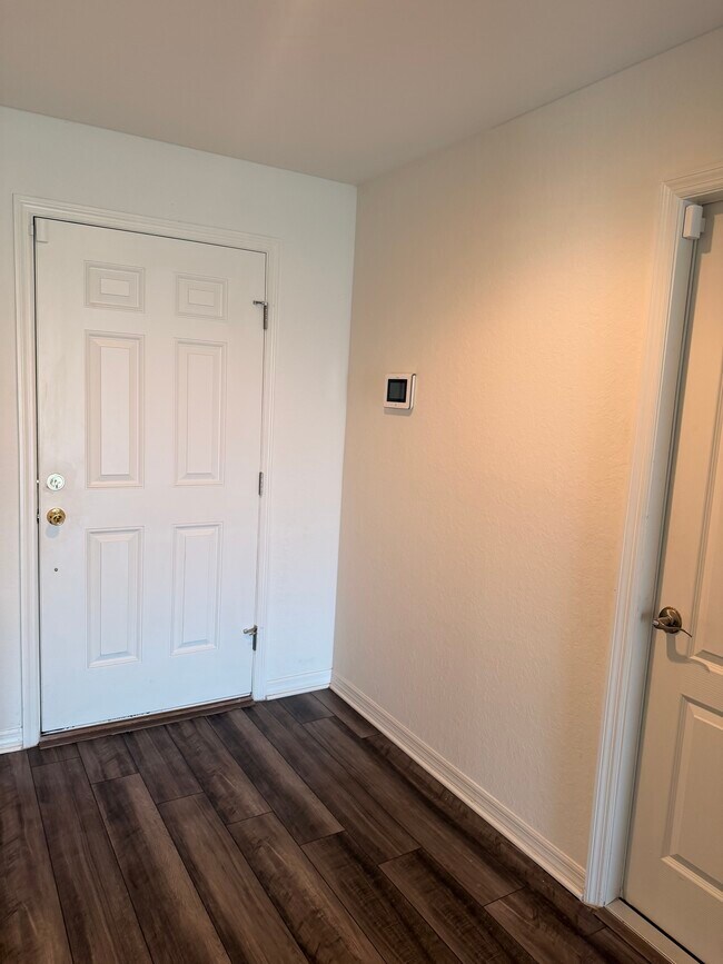 Building Photo - 281 Arbuthnot St