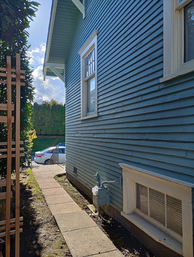 Building Photo - 1209 32nd St