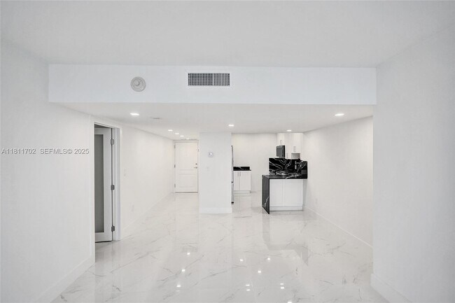 Building Photo - 3625 N Country Club Dr