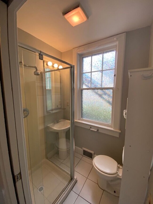 Building Photo - 3 bedroom 2 bath  Heathwood/ Melrose Heights Area