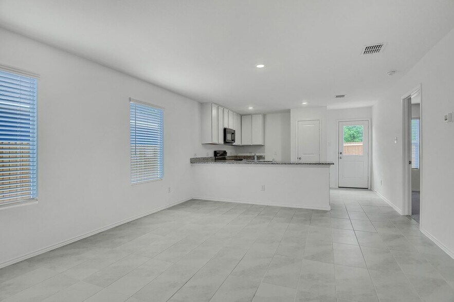 Building Photo - 402 Harvest St