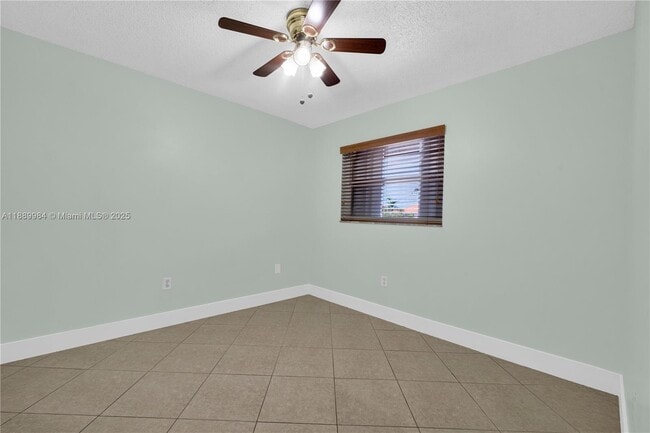 Building Photo - 2560 W 60th St