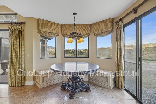 Building Photo - 493 Summerhill View