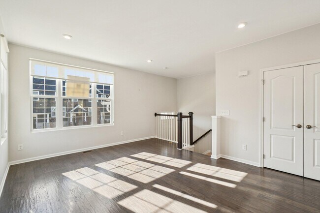 Building Photo - 202 N Sydney Ct