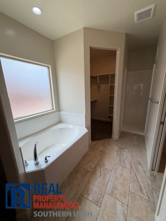 Building Photo - Home in Painted Desert