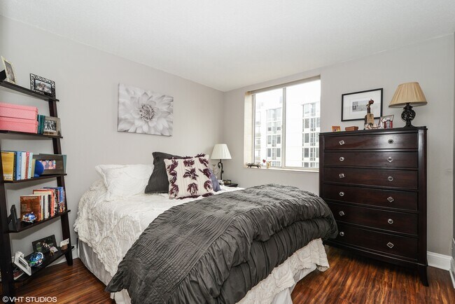 Building Photo - 1339 N Dearborn St