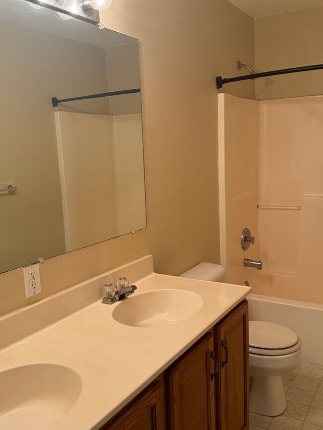 Building Photo - 659 Rockwood Dr