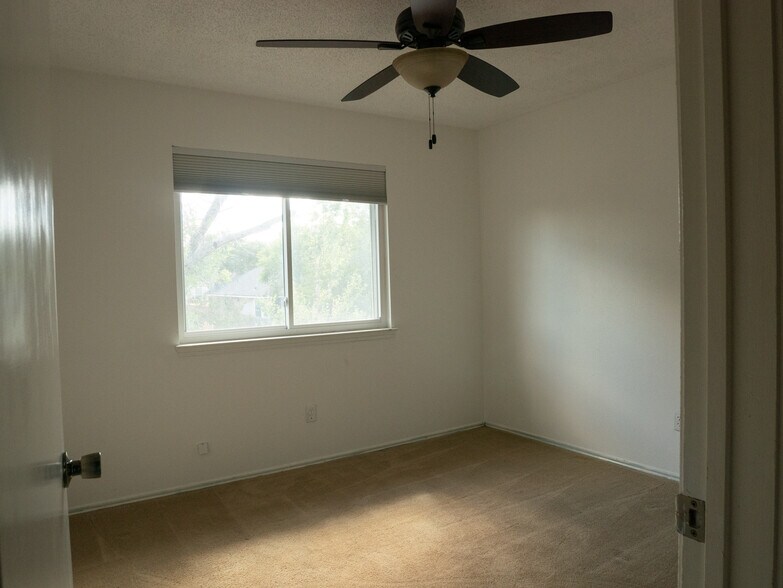 Building Photo - 507 Eaglecreek Dr