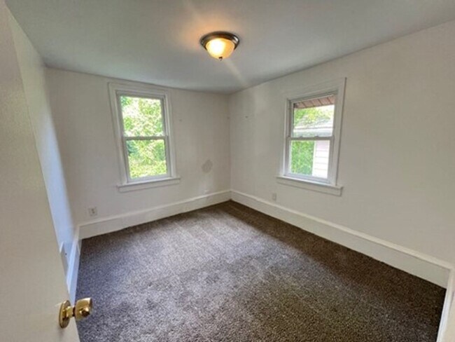 Building Photo - Charming 3 bedroom house