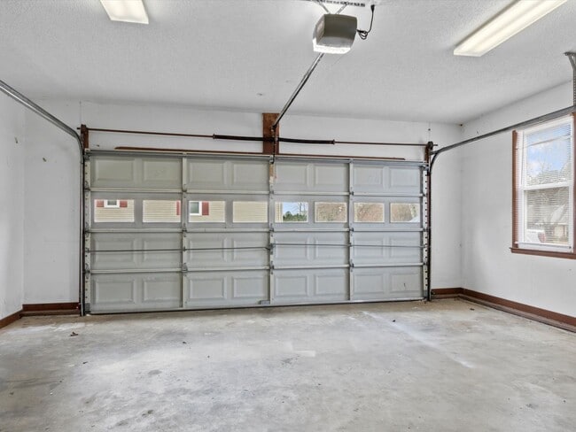 Building Photo - Nice, well-maintained home located on a quiet street in East Limestone.