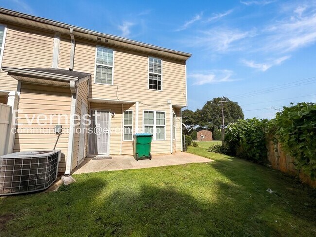 Building Photo - 3 Bed/2.5 Bath Town Home with Off-Street Parking / Available Now!