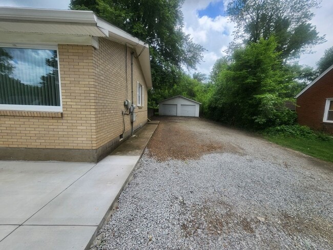 Building Photo - Beautiful and spacious 3 bedroom 1 bath ho...