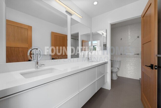 Building Photo - Modern View Condo Steps from Trails & Gold...