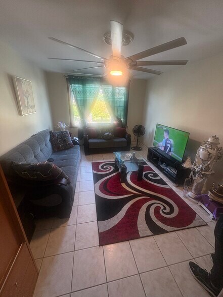 Large size living room - 5500 Park Ave