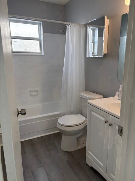 Building Photo - 1081 SE Monterey Rd