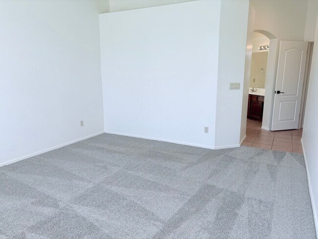 Building Photo - *AVAILABLE NOW* Gorgeous 3 bed/2 bath home...