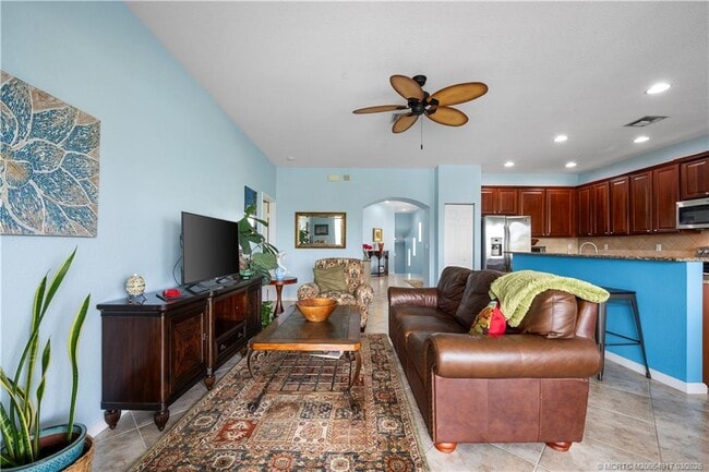 Building Photo - 691 SW Glen Crest Way