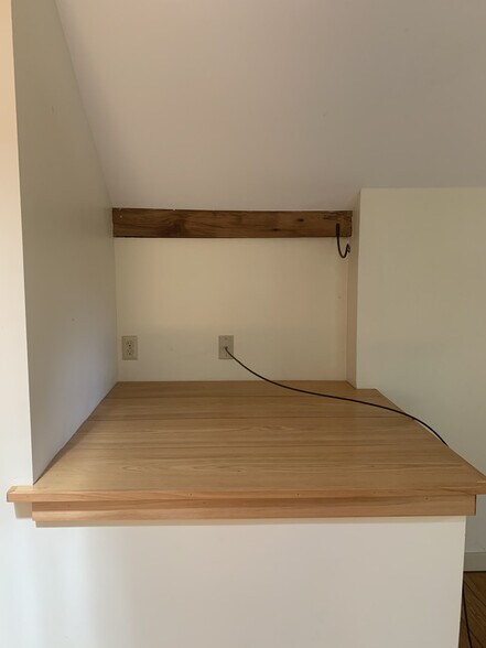 Storage space/shelf - 7098 FERRY Rd