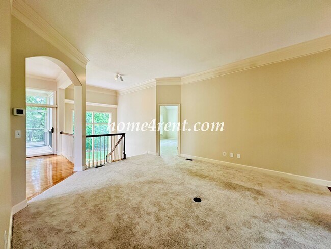 Building Photo - Exceptional 1.5 Story Home in the Prestigious Loch Lloyd Community!