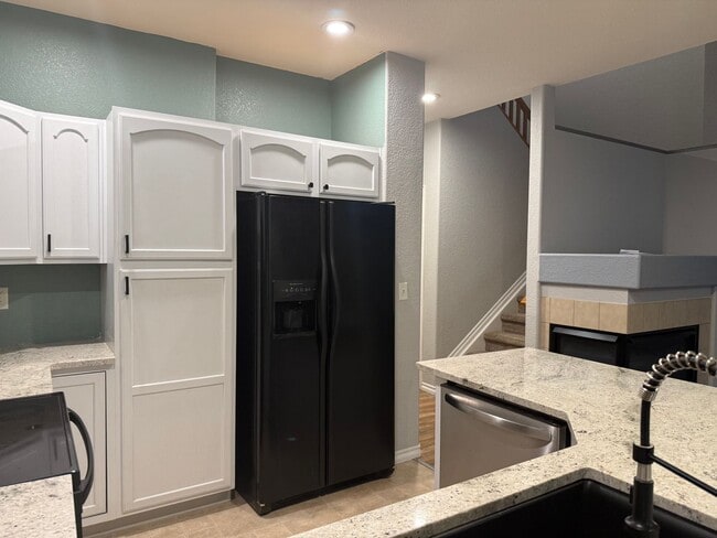 Building Photo - Bright and Modern 3-Bed, 2.5-Bath Townhous...