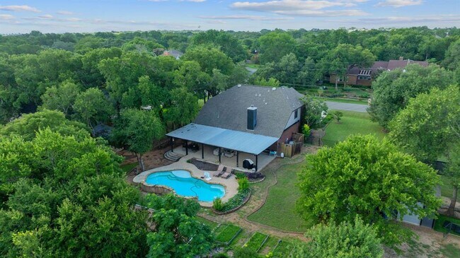 Building Photo - 222 Primrose Dr