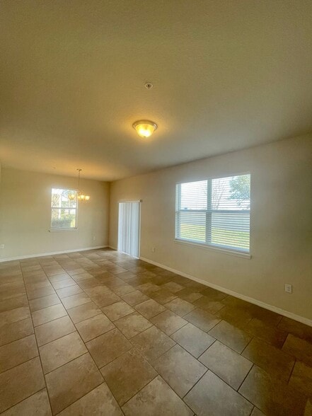 Building Photo - 3 Bedroom / 2.5 Bath / 2 Car Garage Townho...