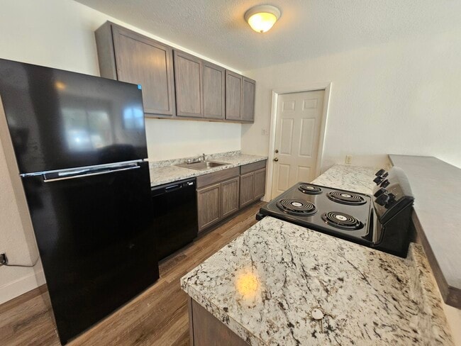 Building Photo - 1040 Hickory Ln