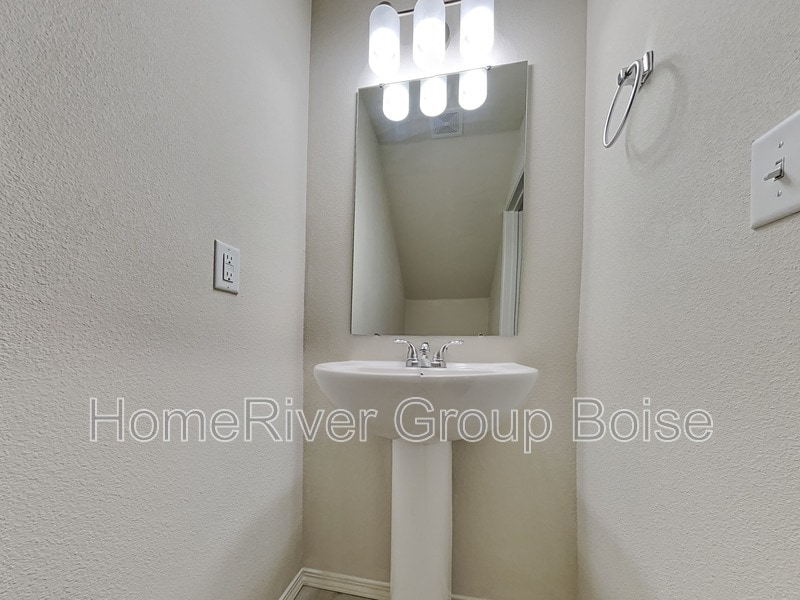 Building Photo - 1324 S Edgewater Cir