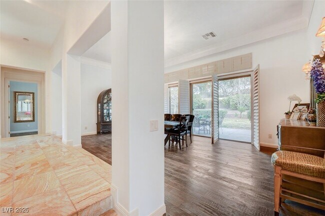 Building Photo - 6 Holly Tree Ct