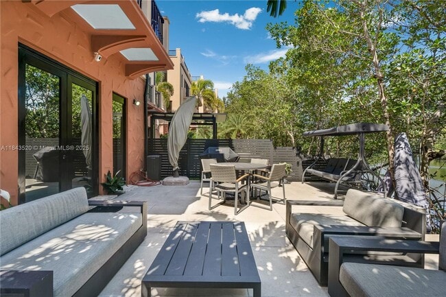 Building Photo - 6222 Paradise Point Dr