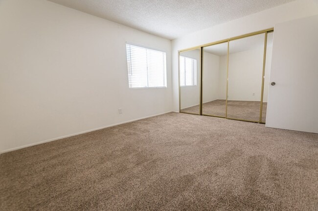 Building Photo - Cozy Condo! 2 Bedroom, 1 Bath, Washer & Dryer and Jacuzzi included!