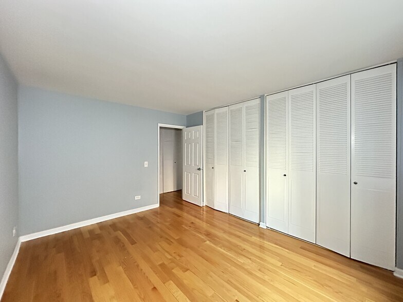 Building Photo - 5820 N Sheridan Rd