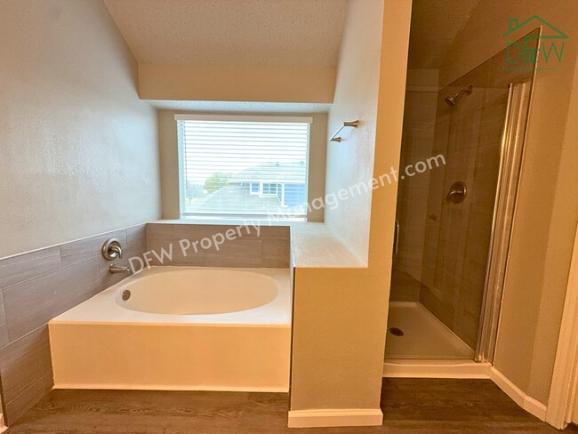 Building Photo - For Lease: Beautifully Remodeled 3-Bed Two-Story in Quiet DeSoto Neighborhood