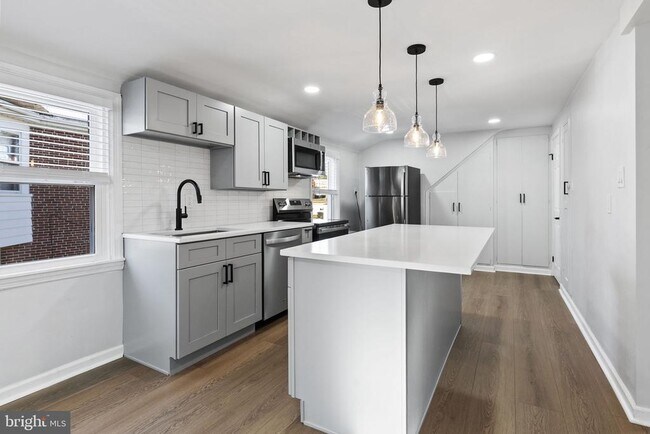 Building Photo - 821 Stanbridge St