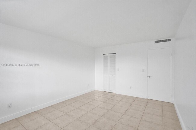 Building Photo - 9301 SW 92nd Ave