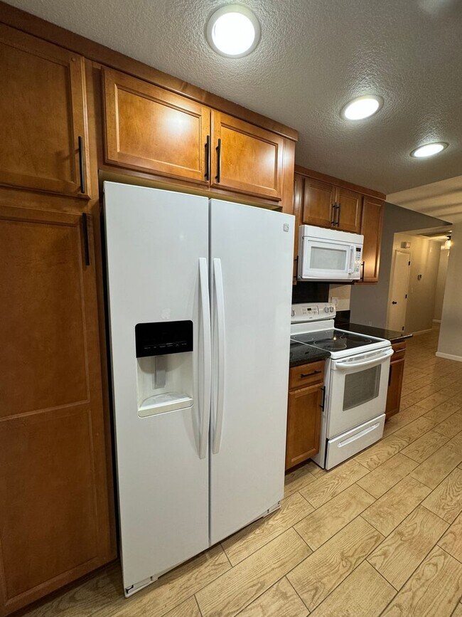 Building Photo - Great Views/3BED 2BATH/SOLAR/Move in ready