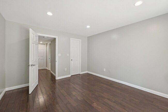 Building Photo - 302 Nelson Ct